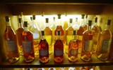 Cognac - Francie - Cognac -jako drahokamy září v protisvětle staré koňaky (foto P.Michal)