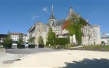 Angoulême - Francie - Angouléme - radnice, zahrnuje 2 věže z 13.století z hradu zdejších vévodů (foto P.Michal)
