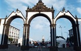 Azorské ostrovy, San Miguele a Terceira, Lisabon a slavnosti Sv. Jana Křtitele 2022 - Portugalsko - Azory - Portas da Cidade, 1783, původně městská brána