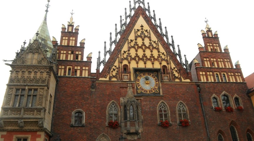 Wroclaw, město sta mostů, zahrady i zlatý důl Slezska 2022  Polsko - Vratislav (Wroclaw), radnice, východní průčelí, kol 1500, bohatě zdobený štít