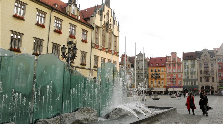 Wroclaw, město sta mostů, Ksiaz, zahrady a Zlatý důl 2025  Polsko - Vratislav (Wroclaw), Skleněná fontána neoficiálně nazývaná Pisoár