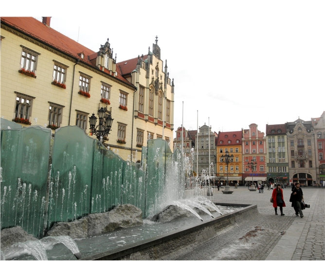 Adventní Wroclaw a tajemní trpaslíci 2020 - Polsko - Vratislav (Wroclaw), Skleněná fontána neoficiálně nazývaná Pisoár