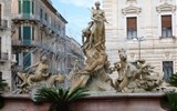 Syrakusy - Itálie - Sicílie - Syrakusy, fontána na Archimédově náměstí, 19.století, G.Moschetti (foto J.Bartošová)