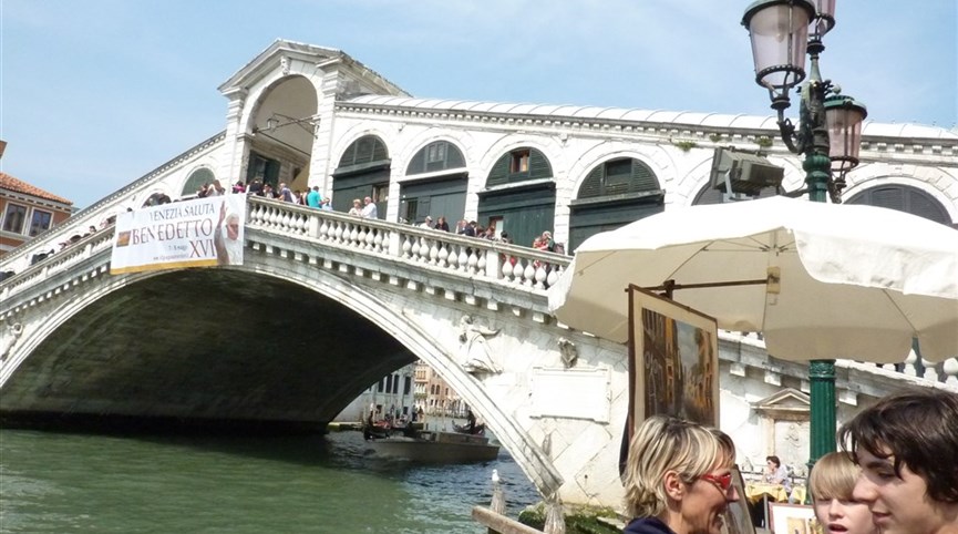 Benátky a ostrovy na Velikonoce 2024  Itálie - Benátky - Ponte Rialto, nejstarší most přes Canal Grande, dokončen 1591, autor Antonio da Ponte
