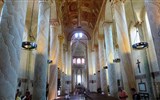 St.Savin - Francie - St.Savin - strop nesou románské sloupy z nádherného mramoru s hlavicemi často zdobenými akantovými listy (foto P.Michal)