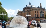 Norsko, zlatá cesta severu 2022 - Norsko - Oslo, fontána před Národním divadlem, to vystavěno 1895-9, novoklasicistní