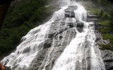Geiranger - Norsko - vodopád Friaren, maximální šířka 30 m, nahoře úzký, dole se rozšířuje