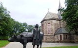 TRONDHEIM - Norsko - An-Magritt z Hovistutenu před kostelem Ilen kirke, postava z románu K.Leirdala