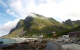 Lofoty - Norsko - Lofoty - Vikten, ves střeží vrcholy Jetten (Obr), Kogen (Král), Smykket (Klenot) a další