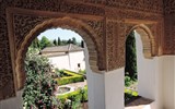 Generalife - Španělsko - Andalusie - Granada, Generalife, okouzlující průhledy z podloubí a patií do zeleně kolem