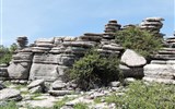 El Torcal  - panělsko - Andalusie - NP El Torcal, skalní útvar zvaný Tornillo tvořený plochými deskami vápence