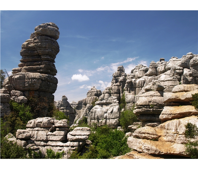Andalusie, památky, přírodní parky a Sierra Nevada 2021 - Španělsko - Andalusie NP El Torcal, vápencové skalní město s četnými krasovými jevy, jeskyněmí, propastmí (až 225 m hluboké)