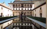 Alhambra - Španělsko - Granada - Alhambra, Patio de los Arrayanes, 1316-70, v centru bazén s lemem myrt.