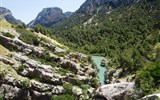 Garganta del Chorro - Španělsko - Andalusie - El Chorro, ve střední části jsou vidět šikmé vrstvy deskovitých vápenců