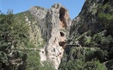 Garganta del Chorro - Španělsko - Andalusie - El Chorro, před námi skalní masiv proťatý štěrbinou soutěsky