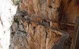 Garganta del Chorro - Španělsko - Andalusie - El Chorro, pod nynější stezkou jsou vidět zbytky staré stezky