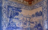 Sintra - Portugalsko - Palácio Nacional de Sintra, Sala dos Brasões, z dlaždic azulejos zde jsou celé stěny (foto M.Lorenc)