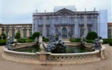 Sintra - Portugalsko - Sintra - Palácio Nacional de Queluz obklopují nádherné zahrady, vždyť to bylo letní sídlo králů - Neptunova fontána (foto M.Lorenc)