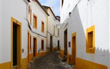 Zájezdy pro seniory - Fotografie - Portugalsko - Evora - bílé a žluté uličky starého centra (foto M.Lorenc)