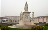 Palácio de Queluz - Portugalsko - Sintra - Palácio de Queluz, socha královny Marie I. která sem byla internována, když po smrti svého muže zešílela (foto M.Lorenc)