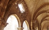 Pikardie, toulky v Ardenách, koupání v La Manche 2022 - Francie - Pikardie - Laon, nádherná křížová cesta je jediné, co zbylo z kláštera u katedrály