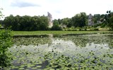Významná místa Pikardie - Francie - Pikardie - Pierrefonds, zrcadlo rybníka v podhradí