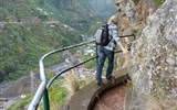 Madeira, ostrov věčného jara a festival květů 2022 - Madeira - Levada dos Piornas a pod námi je víc než 200 metrů hloubky