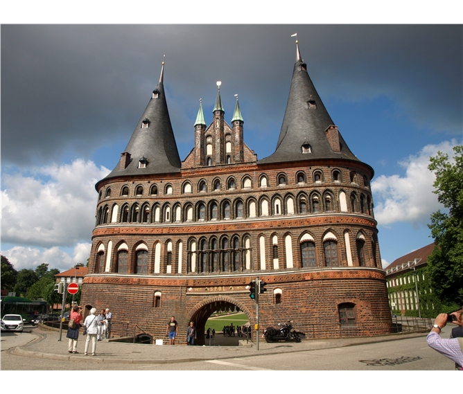 Ostrov Helgoland, německá hanzovní města UNESCO - Německo - Lübeck - Holštýnská brána, 1464-78, součást městského opevnění