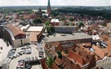 Lübeck - Německo - Lübeck - vzadu dóm, vpředu staré štítové domy v historickém centru