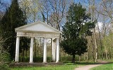 Berlín, biosferická rezervace UNESCO a slavnost růží v Rosariu 2021 - Německo - Dessau - Gartenreich zdobí drobné stavby, zde Římské ruiny