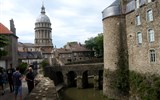 Boulogne - Francie - Pikardie - Boulogne-sur-Mer, vzadu kupole baziliky Notre Dame, vpravo hrad