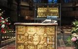 Karel Veliký - Německo -  Cáchy, Pfalzkapelle, vzadu Marienschrein, 1239, rouška Krista, šaty P.M aj.vpředu Pala d´Oro, zlatý oltář, 1020 ve Fuldě, 17 panelů s Umuč. Krista