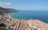 Cefalú - Itálie - Sicílie - Cefalú, modré moře i nebe objímají město