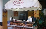 Cefalú - Itálie - Sicílie - Cefalú, oblíbené cannoli, sladké těstové trubičky s krémovou náplní s ricottou a dalšími ingrediencemi