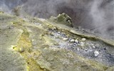 Vulcano - Itálie - Sicílie - Vilcano, kráter La Fossa, fumaroly s s unikajícími plyny tvořenými sírou, chloridem amonným a kys.boritou