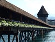 Švýcarsko - Lucern - Kapellbrücke a Wasserturm, 1332, 1993 z větší části vyhořel ale obnoven přesně podle původní podoby