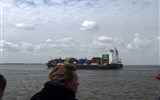Helgoland - Německo - pohled z trajektu na Helgoland (kolem Severní moře) na kontejnerovou loď