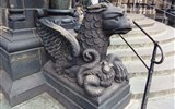 Brémy - Německo -   Brémy, dóm, grifin na podstavci sochy, had představuje překonání Prvotního hříchu