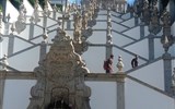 Porto, víno, památky a řeka Douro 2023 - Portugalsko - Braga - poutní místo Bom Jesus do Monte, 1722-81, barokní schodiště se sochami znázorňujícími Kristovo utrpení