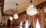 La Scala - Itálie - Milán - La Scala, foyer osvětlují křišťálové lustry