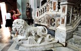 Bosa - Itálie - Sardinie - Bosa, katedrála, mramorová balustráda odděluje presbyterium jak je ve zdejších kostelích obvyklé