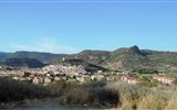 Bosa - Itálie - Sardinie - Bosa, malebné městečko v kopcích nad řekou Terno