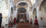 Sardinie, rajský ostrov nurágů v tyrkysovém moři chata 2019 - Itálie - Sardinie - Bosa, Santa Croce, vpravo 3, vlevo 2 kaple, v hlavní lodi dřevěné sochy svatých nesené v procesí