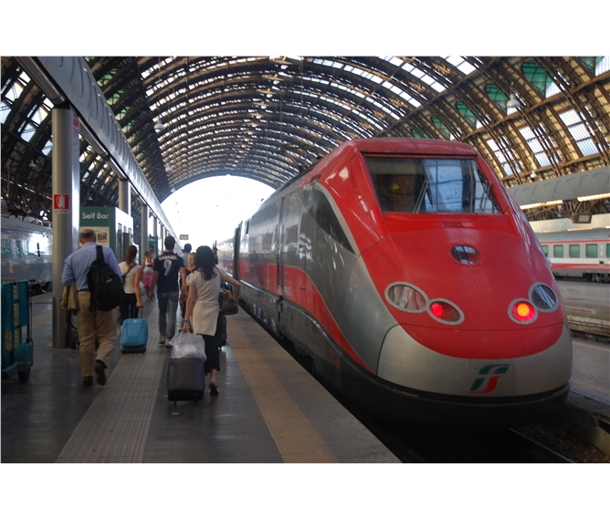 Milano, Turín, Janov a Cinque Terre letecky a rychlovlakem 2023 - Itálie - vlak Eurostar na nádraží