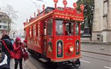Švýcarský advent a slavnost Klausjagen 2021 - Švýcarsko - Curychem projíždí tahle speciální adventní tramvaj