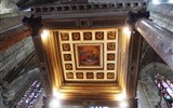 Milán - Itálie - Milán - dóm, křtitelnice, P.Tibaldi, pohled na výzdobu stříšky se sv.Petrem