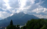 Horskými vláčky po Švýcarsku 2023 - Švýcarsko - hora Pilatus se tyčí vysoko nad Lucernem až do výšky 2.128 metrů