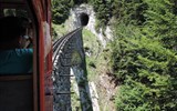 Pilatus - Švýcarsko -  Pilatusbahn, postavena 1886-9, nejstrmější ozubnicová železníce světa, z Alpnachstadu na vrchol Pilatus, sklon až 48%