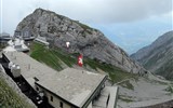 Horskými vláčky po Švýcarsku 2023 - Švýcarsko - Pilatus, vpředu hotel Kulm, postaven 1890, přestavěn 2010, nad nim vrchol Esel, 2118 m n.m.