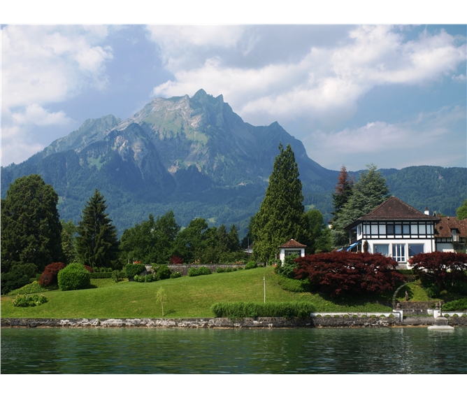 Švýcarsko, nočním vlakem do Curychu, eurovíkend Luzern 2021 - Švýcarsko - lodní výlet z Lucernu, masiv hory Pilatus od jezera Vierwaldstättersee